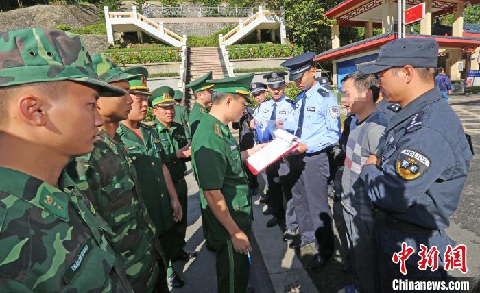 图为中国警方29日上午在广西凭祥友谊关零公里处，将越南籍毒贩黄明通移交越南警方。　刘康 摄